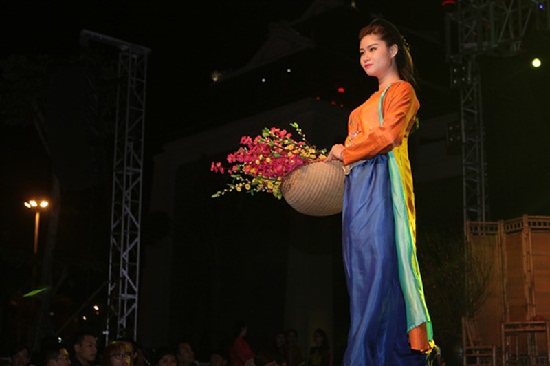 Huyền My biểu diễn áo dài tại Asia Park - ảnh 7