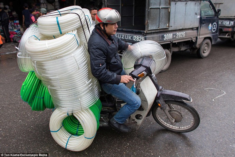 Báo Anh sốc với khả năng thồ hàng trên xe máy của người Việt - ảnh 10