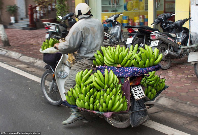 Báo Anh sốc với khả năng thồ hàng trên xe máy của người Việt - ảnh 12