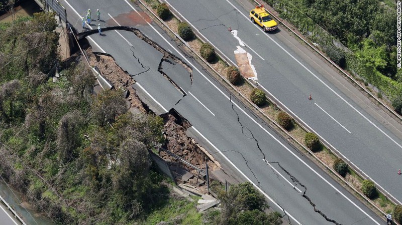 Ảnh: Nhà sập, đường gãy vụn sau động đất mạnh ở Nhật Bản - ảnh 11