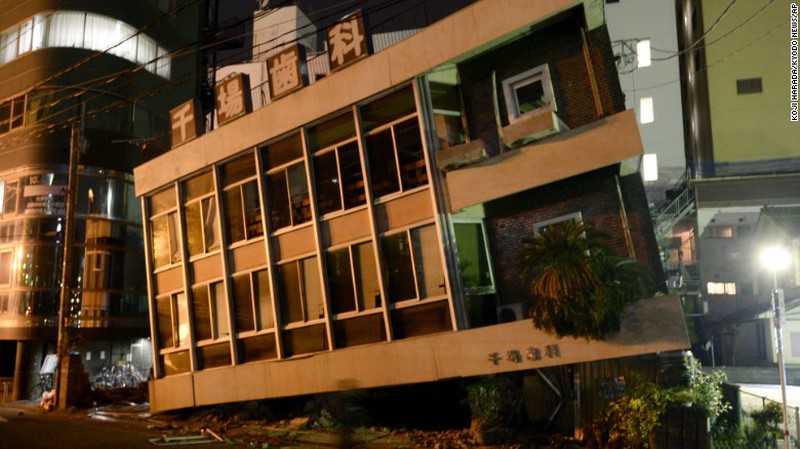 Ảnh: Nhà sập, đường gãy vụn sau động đất mạnh ở Nhật Bản - ảnh 2