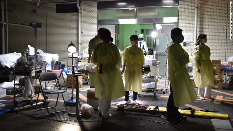 Ảnh: Nhà sập, đường gãy vụn sau động đất mạnh ở Nhật Bản - ảnh 3