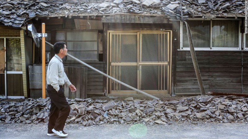 Ảnh: Nhà sập, đường gãy vụn sau động đất mạnh ở Nhật Bản - ảnh 8