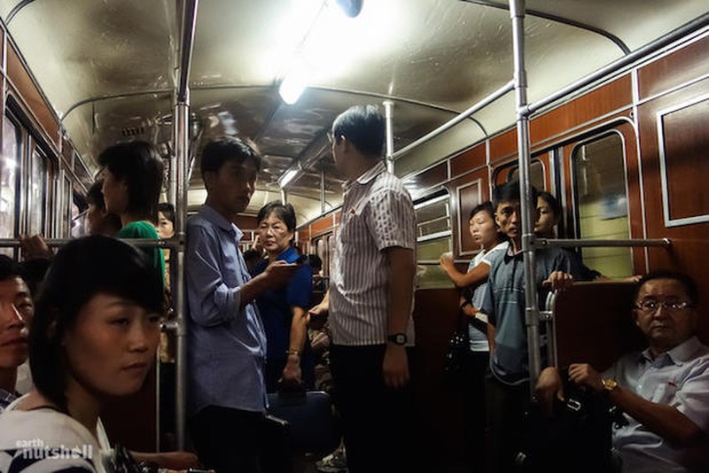Ảnh: Sững sờ trước hệ thống tàu điện ngầm đồ sộ của Triều Tiên - ảnh 3