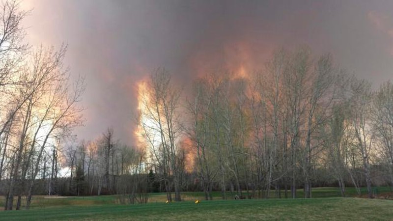 Ảnh: Cháy rừng dữ dội ở Canada, hàng chục ngàn người phải sơ tán - ảnh 1
