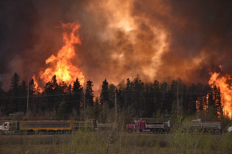 Ảnh: Cháy rừng dữ dội ở Canada, hàng chục ngàn người phải sơ tán - ảnh 7
