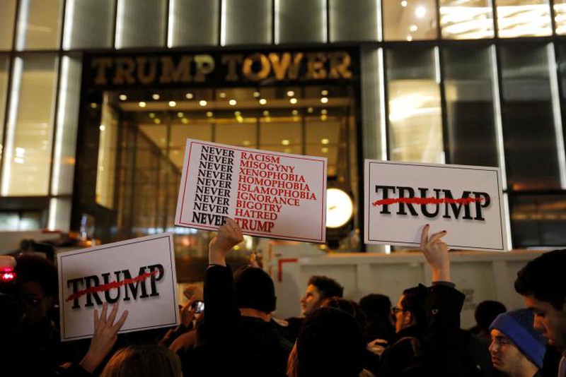 Mỹ: Hàng ngàn người hô khẩu hiệu, la ó phản đối ông Trump - ảnh 2