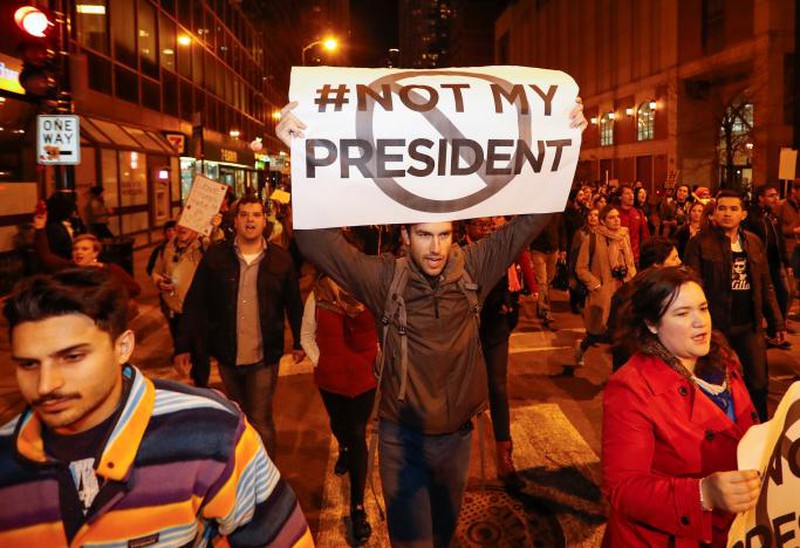 Mỹ: Hàng ngàn người hô khẩu hiệu, la ó phản đối ông Trump - ảnh 1