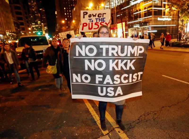 Mỹ: Hàng ngàn người hô khẩu hiệu, la ó phản đối ông Trump - ảnh 4