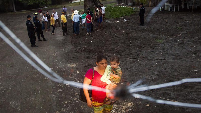 Những hình ảnh đầu tiên về siêu bão Patricia đổ bộ vào Mexico - ảnh 5