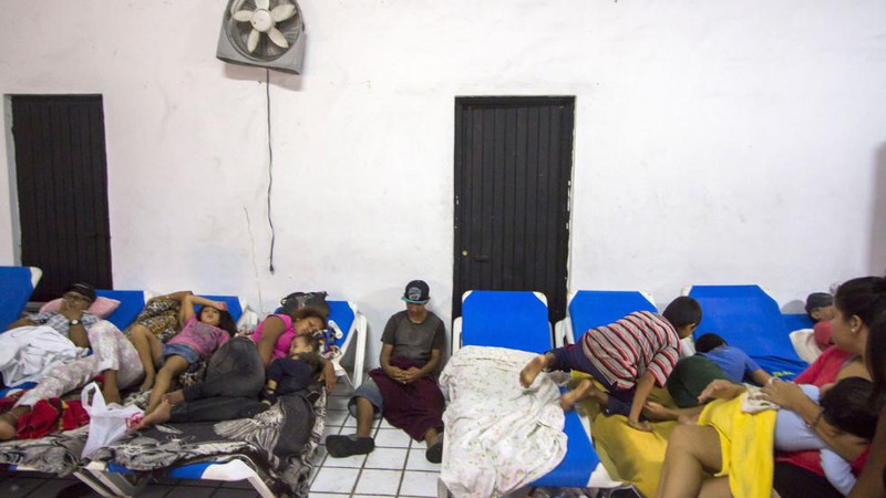 Những hình ảnh đầu tiên về siêu bão Patricia đổ bộ vào Mexico - ảnh 9