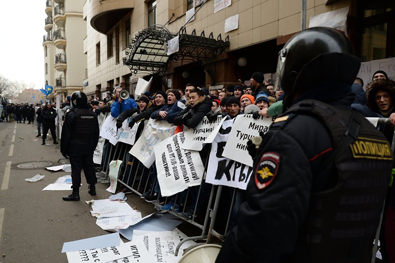 Ảnh: Người Nga giận dữ biểu tình trước ĐSQ Thổ Nhĩ Kỳ ở Moscow - ảnh 1