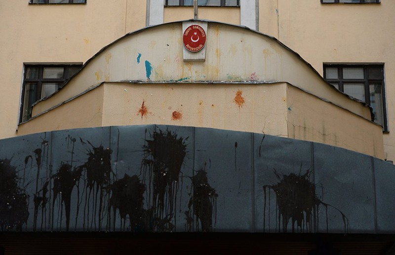 Ảnh: Người Nga giận dữ biểu tình trước ĐSQ Thổ Nhĩ Kỳ ở Moscow - ảnh 5