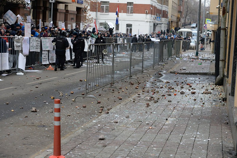 Ảnh: Người Nga giận dữ biểu tình trước ĐSQ Thổ Nhĩ Kỳ ở Moscow - ảnh 6