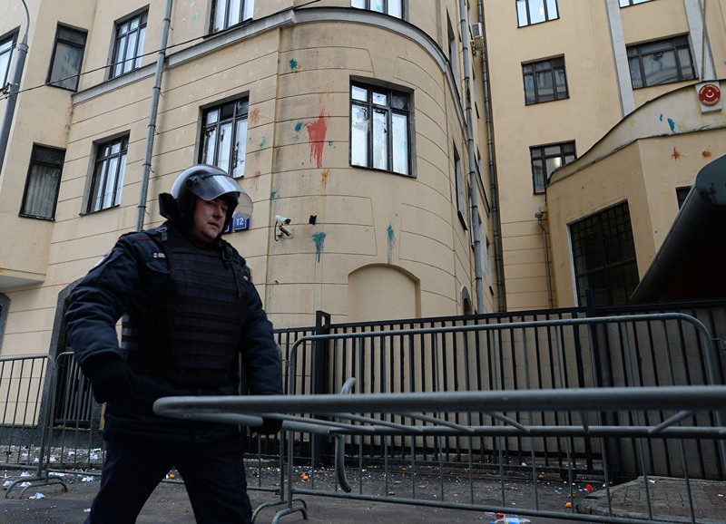 Ảnh: Người Nga giận dữ biểu tình trước ĐSQ Thổ Nhĩ Kỳ ở Moscow - ảnh 8