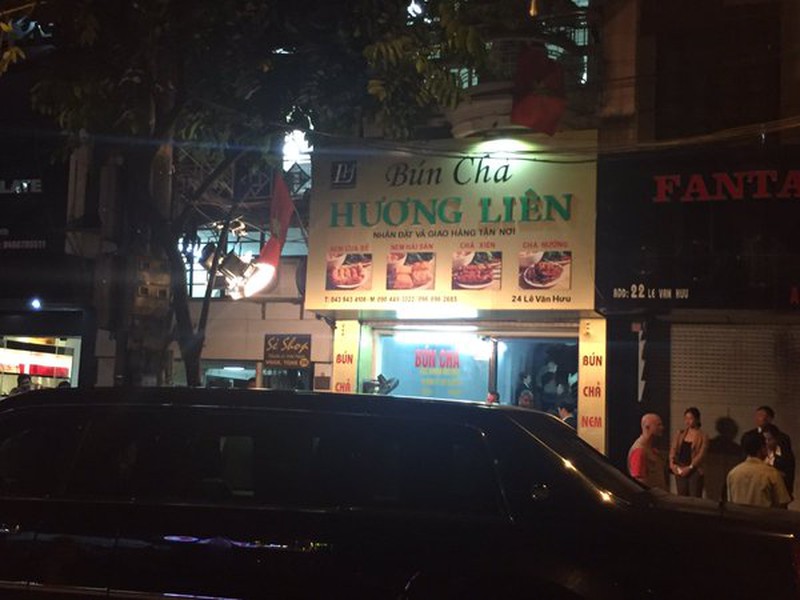 Hình ảnh Tổng thống Obama ăn bún chả