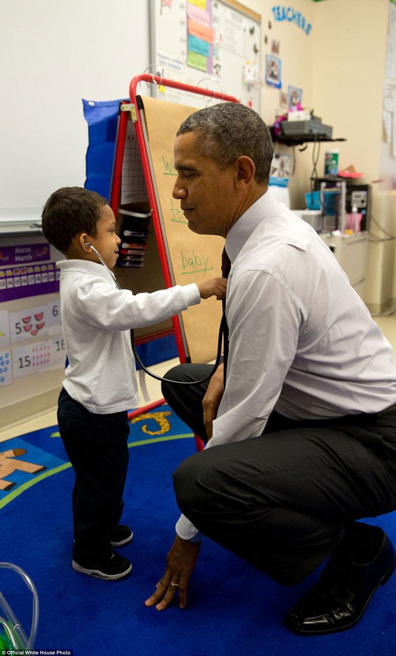 Những hình ảnh sẽ đi vào lịch sử của Tổng thống Obama - ảnh 17