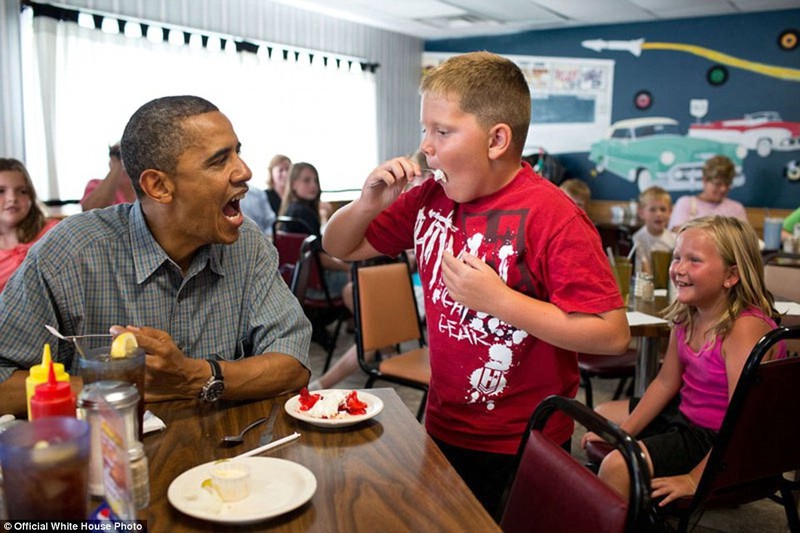Những hình ảnh sẽ đi vào lịch sử của Tổng thống Obama - ảnh 6