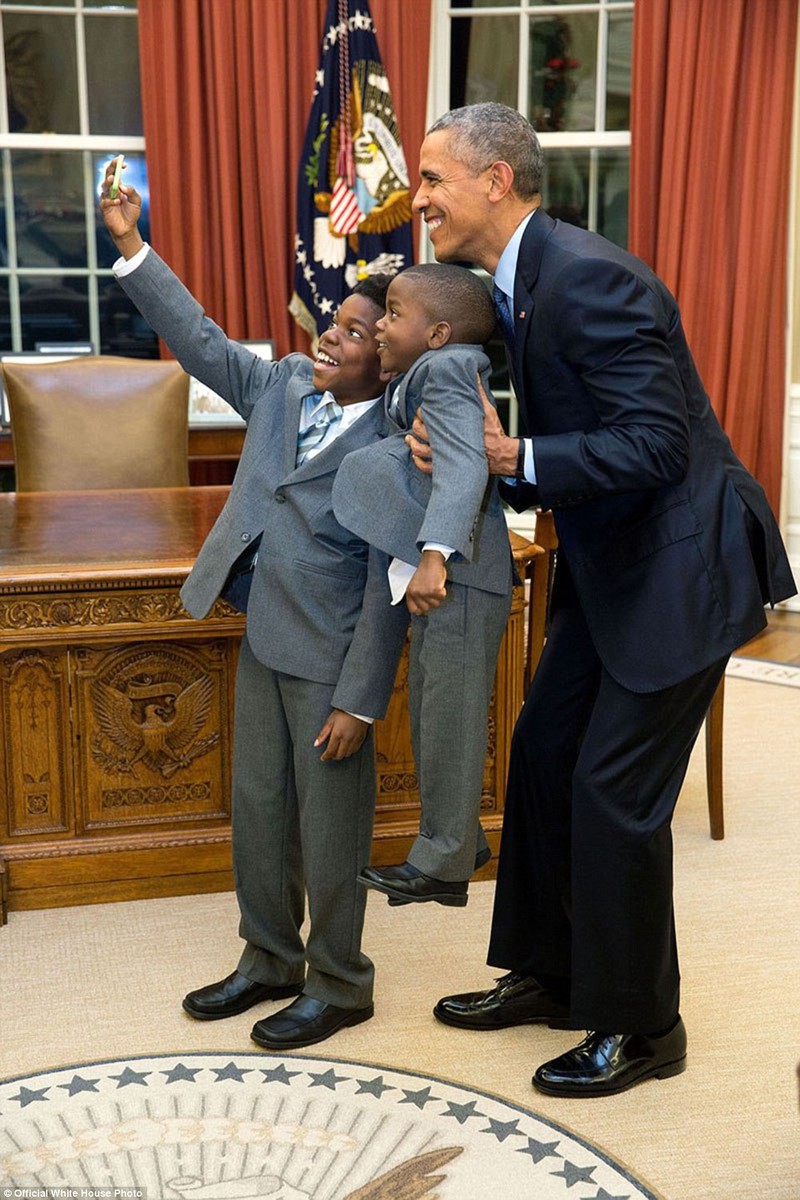 Những hình ảnh sẽ đi vào lịch sử của Tổng thống Obama - ảnh 9