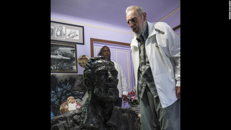 Hình ảnh cuối đời của cố Chủ tịch Fidel Castro qua ống kính con trai - ảnh 1