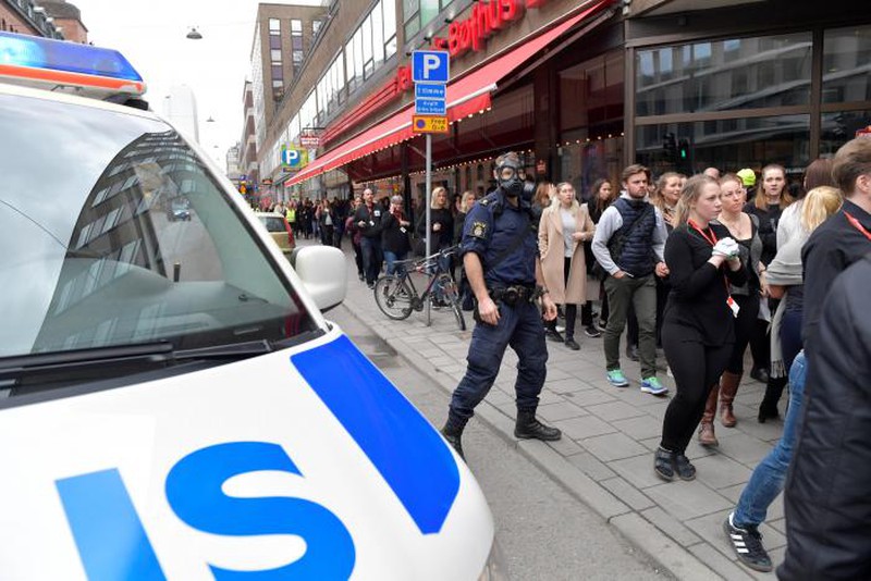 Toàn cảnh vụ tấn công xe tải nghi khủng bố ở Stockholm, Thụy Điển - ảnh 10
