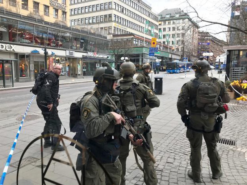 Toàn cảnh vụ tấn công xe tải nghi khủng bố ở Stockholm, Thụy Điển - ảnh 11