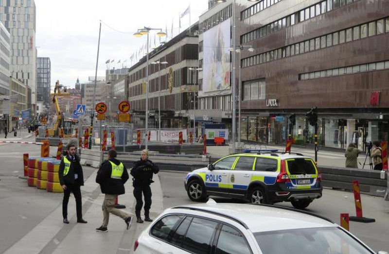 Toàn cảnh vụ tấn công xe tải nghi khủng bố ở Stockholm, Thụy Điển - ảnh 9