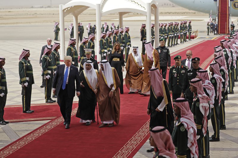 Hình ảnh ấn tượng trong chuyến công du nước ngoài đầu tiên của TT Donald Trump - ảnh 4