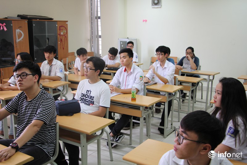 Hà Nội: Nữ sinh hào hứng nghe phổ biến quy chế thi THPT quốc gia - ảnh 3