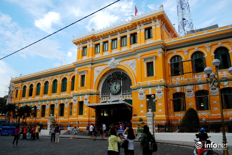 Màu sơn mới của Bưu điện TP.HCM chỉ lạ do chưa