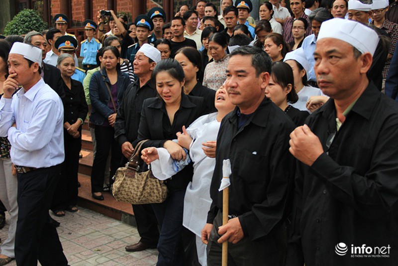 Đưa tiễn 4 chiến sỹ vụ UH-1: Người thân ngã quỵ bên các anh - ảnh 10