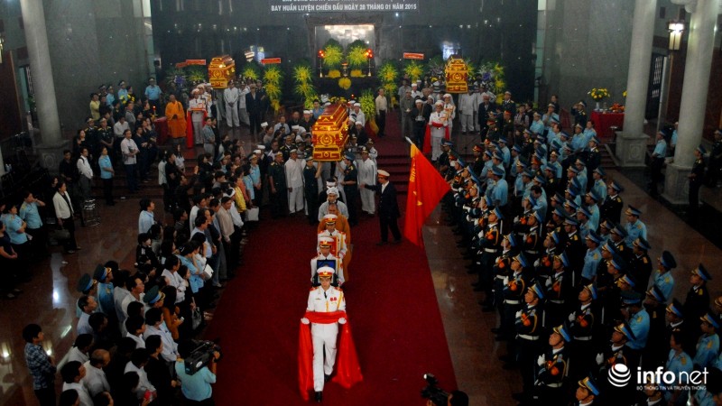 Đưa tiễn 4 chiến sỹ vụ UH-1: Người thân ngã quỵ bên các anh - ảnh 6