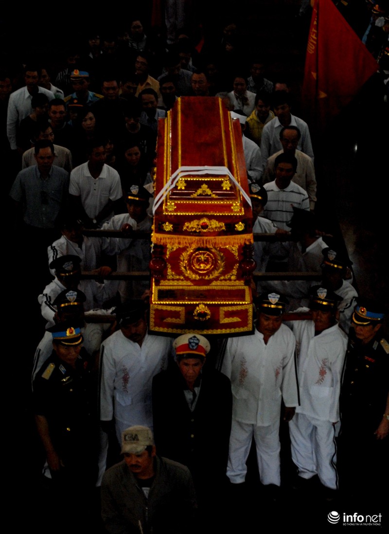 Đưa tiễn 4 chiến sỹ vụ UH-1: Người thân ngã quỵ bên các anh - ảnh 7