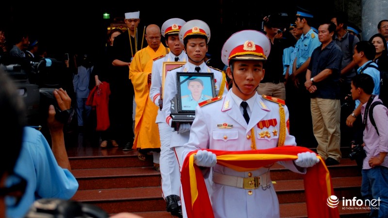 Đưa tiễn 4 chiến sỹ vụ UH-1: Người thân ngã quỵ bên các anh - ảnh 8