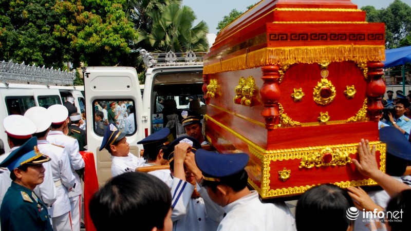 Đưa tiễn 4 chiến sỹ vụ UH-1: Người thân ngã quỵ bên các anh - ảnh 9