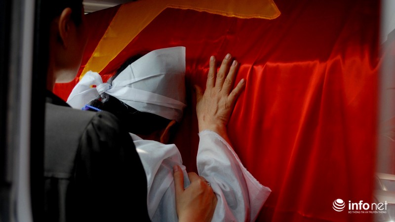 Đưa tiễn 4 chiến sỹ vụ UH-1: Người thân ngã quỵ bên các anh - ảnh 12