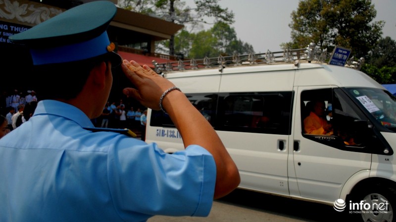 Đưa tiễn 4 chiến sỹ vụ UH-1: Người thân ngã quỵ bên các anh - ảnh 14