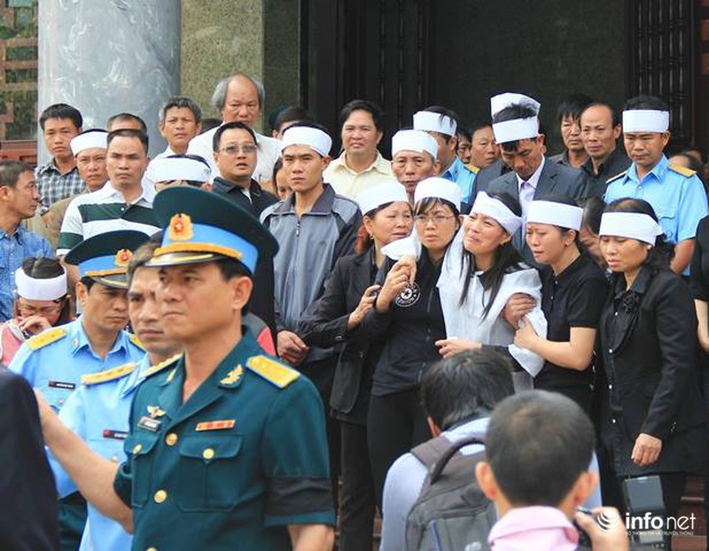 Đưa tiễn 4 chiến sỹ vụ UH-1: Người thân ngã quỵ bên các anh - ảnh 11