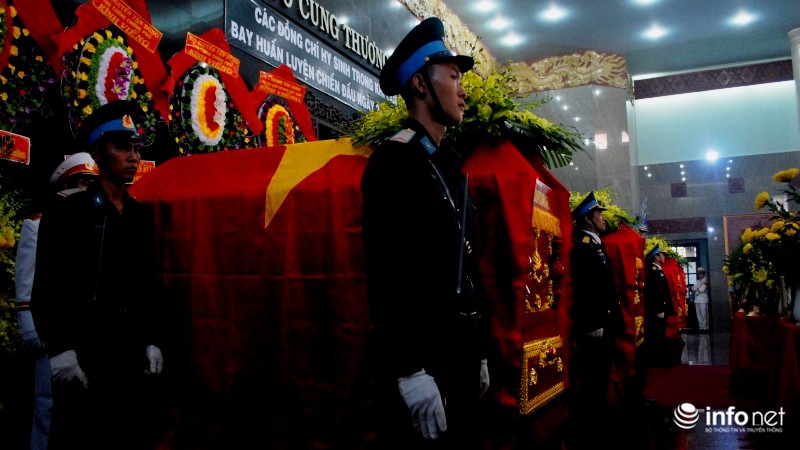 Đưa tiễn 4 chiến sỹ vụ UH-1: Người thân ngã quỵ bên các anh - ảnh 2