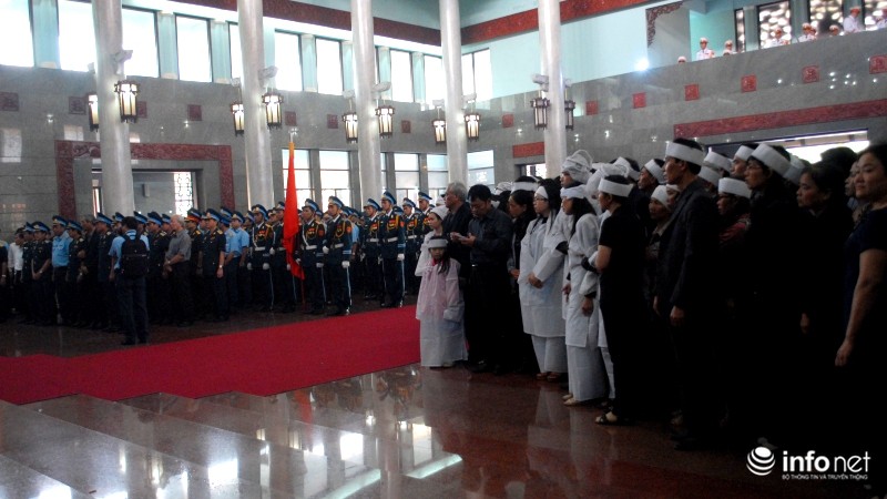 Đưa tiễn 4 chiến sỹ vụ UH-1: Người thân ngã quỵ bên các anh - ảnh 4