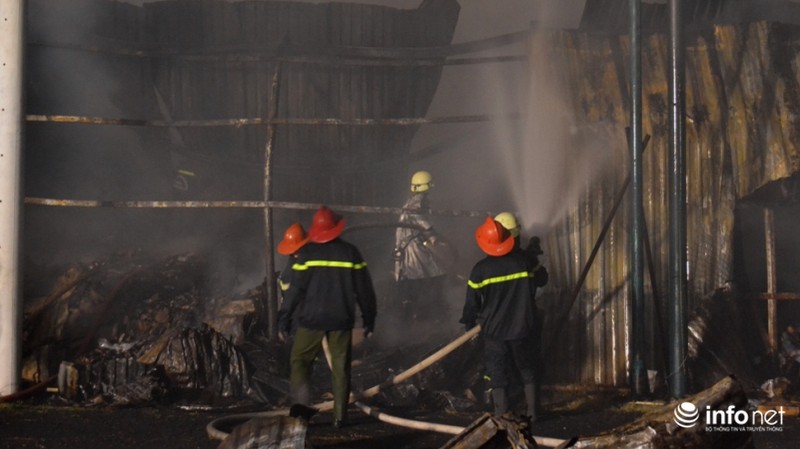TP.HCM: Cháy dữ dội lúc nửa đêm, 800 mét vuông nhà kho bị thiêu rụi - ảnh 5
