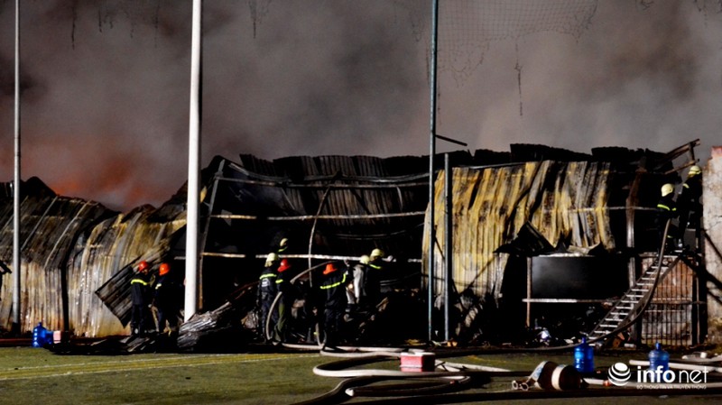 TP.HCM: Cháy dữ dội lúc nửa đêm, 800 mét vuông nhà kho bị thiêu rụi - ảnh 11