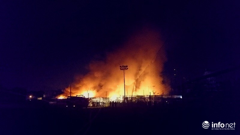 TP.HCM: Cháy dữ dội lúc nửa đêm, 800 mét vuông nhà kho bị thiêu rụi - ảnh 1