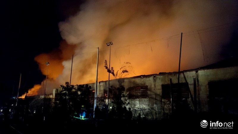 TP.HCM: Cháy dữ dội lúc nửa đêm, 800 mét vuông nhà kho bị thiêu rụi - ảnh 2