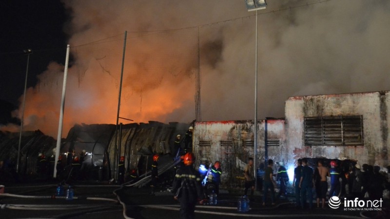 TP.HCM: Cháy dữ dội lúc nửa đêm, 800 mét vuông nhà kho bị thiêu rụi - ảnh 3