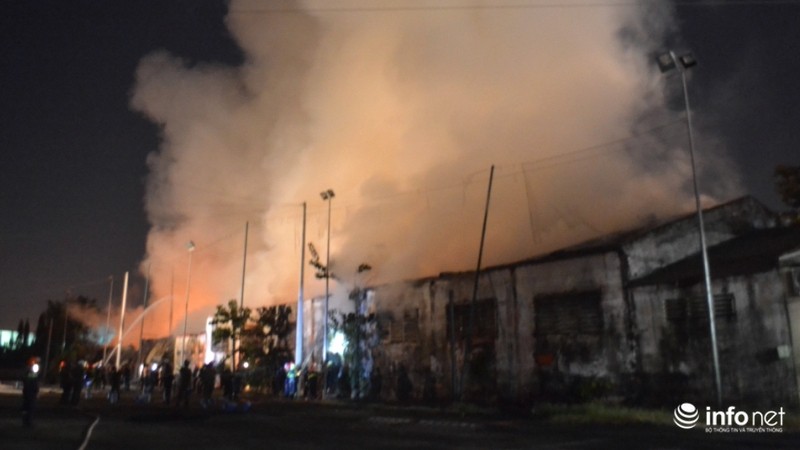 TP.HCM: Cháy dữ dội lúc nửa đêm, 800 mét vuông nhà kho bị thiêu rụi - ảnh 4