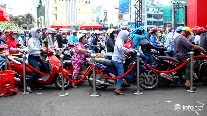 TP.HCM: Hàng trăm người trật tự xếp hàng giữa trưa nhận đồ ăn miễn phí - ảnh 2