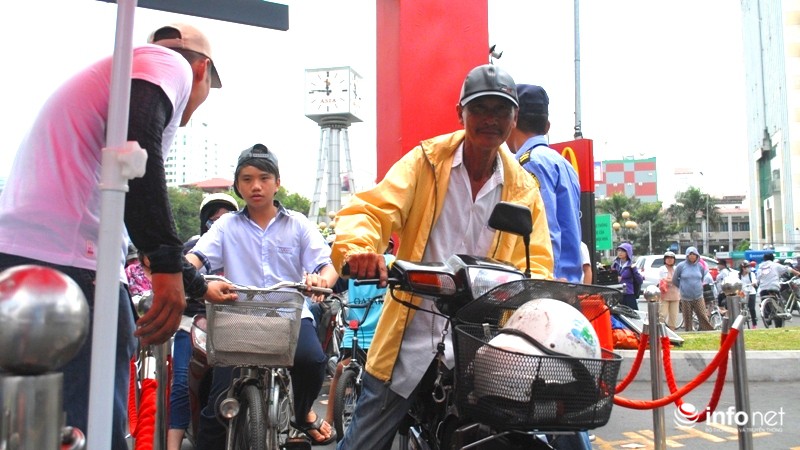 TP.HCM: Hàng trăm người trật tự xếp hàng giữa trưa nhận đồ ăn miễn phí - ảnh 4