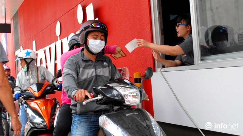 TP.HCM: Hàng trăm người trật tự xếp hàng giữa trưa nhận đồ ăn miễn phí - ảnh 11