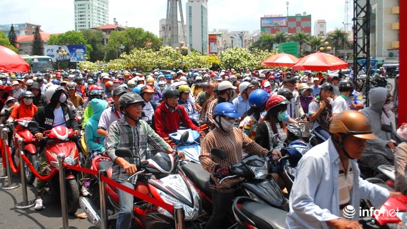 TP.HCM: Hàng trăm người trật tự xếp hàng giữa trưa nhận đồ ăn miễn phí - ảnh 1